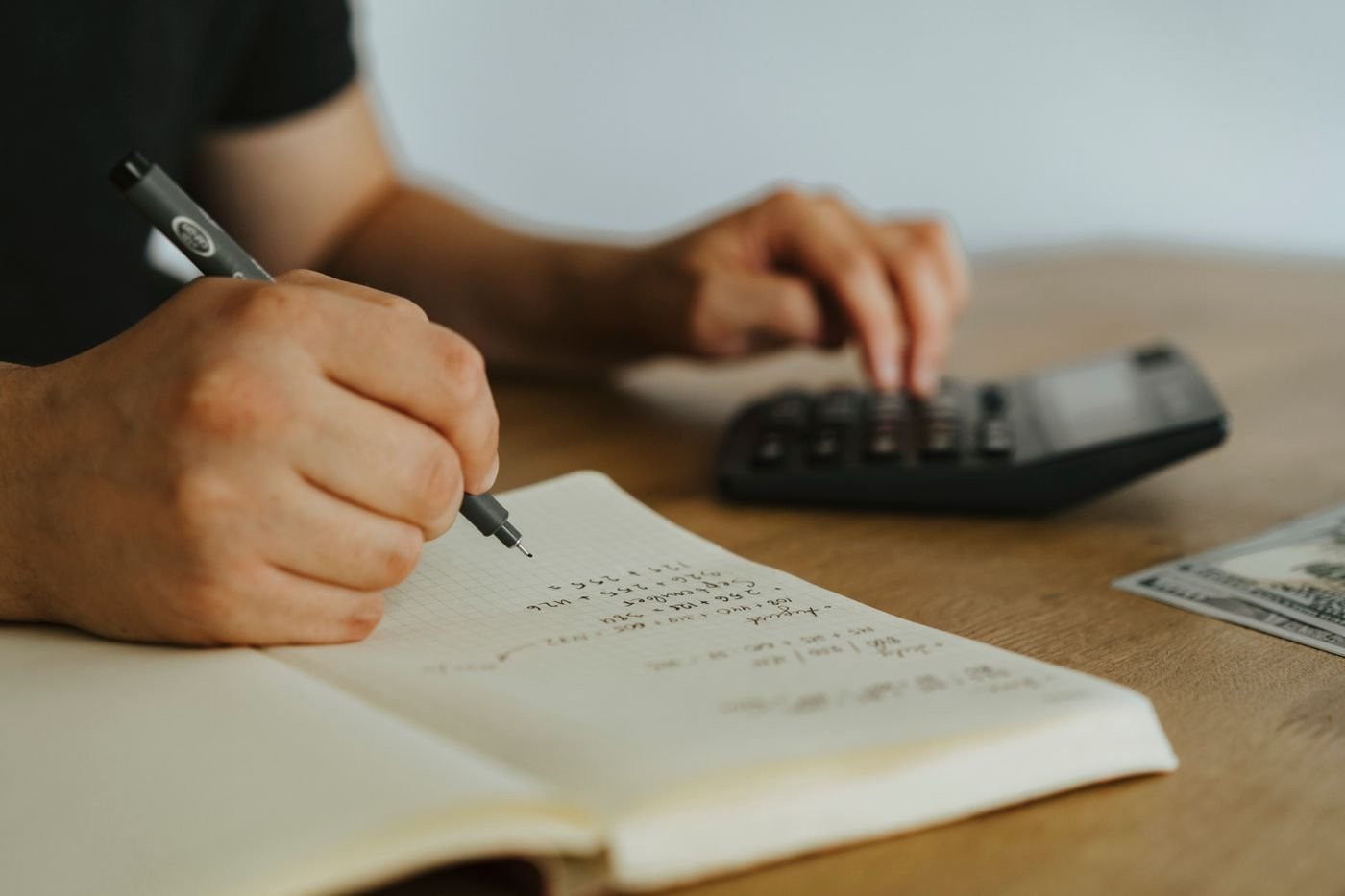 Persona anotando a mano en una libreta